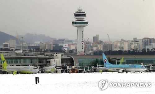 <최강한파> 제주공항 제설작업 '박차'      (제주=연합뉴스) 변지철 기자 = 사상 초유의 제주공항 항공기 중단 사태가 3일째 이어진 25일 한국공항공사 제주지역본부의 제설차량이 계류장에서 제설작업을 벌이고 있다. 2016.1.25     bjc@yna.co.kr