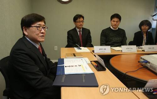 정진엽 "체벌을 훈육으로 인정하는 사회풍토 개선해야"     (서울=연합뉴스) 서명곤 기자 = 정진엽 보건복지부장관이 25일 오전 서울 마포구 서울마포아동보호전문기관을 방문해 이 기관 관계자, 아동학대 전담경찰관, 전문 의료진 등과 간담회를 열고 최근 잇따라 발견되고 있는 아동학대 사건과 관련해 대화를 나누고 있다.