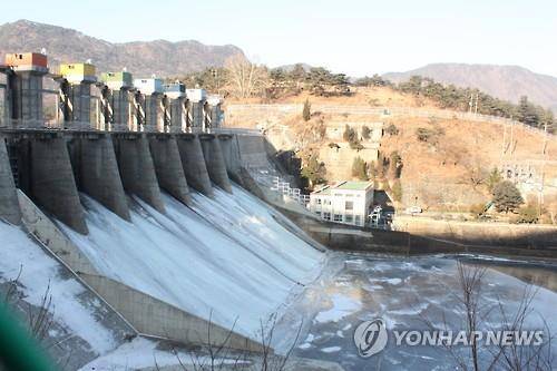얼어붙은 괴산댐 <<연합뉴스 DB>>