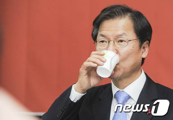 천정배 국민회의(가칭) 창당 준비위원장이 26일 오후 광주시의회에서 열린 국민의당-국민회의 통합 기자회견에서 물을 마시고 있다. 2016.1.26/뉴스1 © News1 황희규 기자