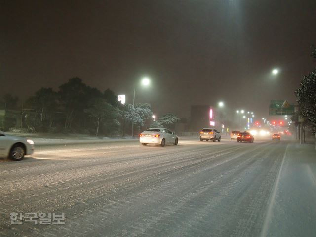 23일 폭설이 내린 제주 시내 도로의 모습. 제주=김형준기자