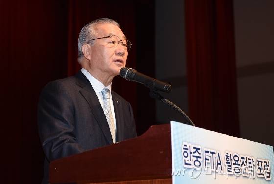 김인호 한국무역협회 회장이 26일 서울 삼성동 코엑스에서 열린 '한중 FTA 활용전략 포럼'에 참석해 환영사를 하고 있다. /사진=한국무역협회