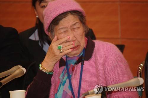 도쿄에서 회견하다 눈물흘리는 위안부 피해 할머니     (도쿄=연합뉴스) 조준형 특파원 = 군위안부 피해자인 강일출(89) 할머니가 26일 도쿄 중의원 제1의원회관에서 기자회견을 하다 눈물을 흘리고 있다. 2016.1.26       jhcho@yna.co.kr