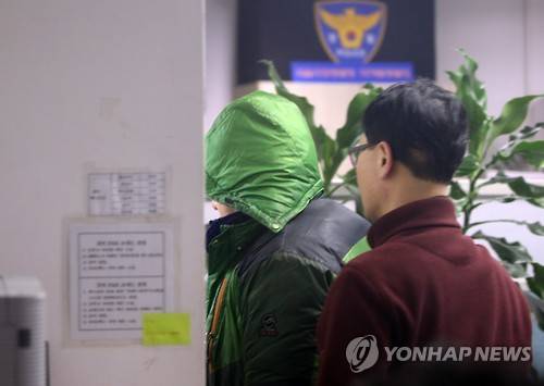 출근시간 지하철 흉기난동범 검거     (서울=연합뉴스) 김주성 기자 = 출근시간 지하철 1호선 열차 안에서 흉기 난동을 부린 50대 남성(초록색 패딩점퍼)이 26일 오전 서울역에서 검거돼 종로3가 서울지하철수사1대에서 조사를 받으려고 이동하고 있다.