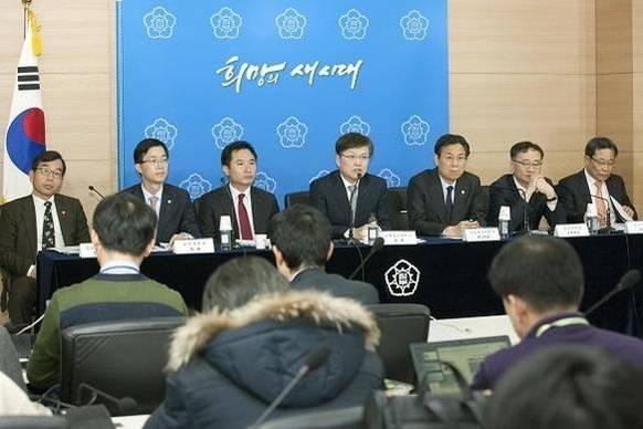 6개 부처 관계자들이 이달 15일 서울 광화문 정부서울청사에서 2016년도 업무보고에 관한 사전 브리핑을 하고 있다. (왼쪽부터) 이기주 방송통신위원회 상임위원, 방문규 보건복지부 차관, 박민권 문화체육관광부 제1차관, 최양희 미래창조과학부 장관, 이관섭 산업통상자원부 제1차관, 정찬우 금융위원회 부위원장, 최수규 중소기업청 차장 / 미래창조과학부 제공