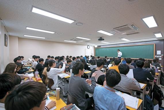 대성학원은 학습·성적·생활·진학을 통합 점검하는 4대 관리 시스템을 운영해 수험생의 단점을 채워주고 스스로 공부하는 능력을 키워준다. 사진은 수업 모습. [사진 대성학원]
