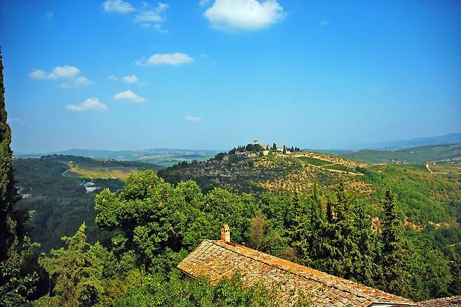 굽이치는 구릉 위에 포도밭과 고성이 자리잡은 토스카나의 전원.