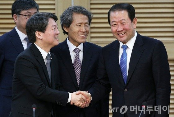 국민의당 안철수 의원과 통합신당을 추진 중인 박주선 의원이 27일 서울 여의도 국회 의원회관에서 열린 통합 기자회견에서 환한 얼굴로 악수를 나누고 있다. 박 의원의 합류로 국민의당의 국회의원 의석 수는 17석이 되고, 원내 교섭 단체 구성까지 3석을 남겨 놓게 됐다. 2016.1.27/뉴스1  <저작권자 &#169; 뉴스1코리아, 무단전재 및 재배포 금지>