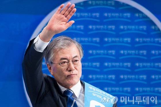 문재인 새정치민주연합 신임 당대표가 8일 서울 송파구 올림픽공원 체조경기장에서 열린 새정치민주연합 제1차 정기전국대의원대회에서 당대표로 선출된 후 수락연설을 마치고 당원들을 향해 인사하고 있다. 2015.2.8/뉴스1  <저작권자 © 뉴스1코리아, 무단전재 및 재배포 금지>