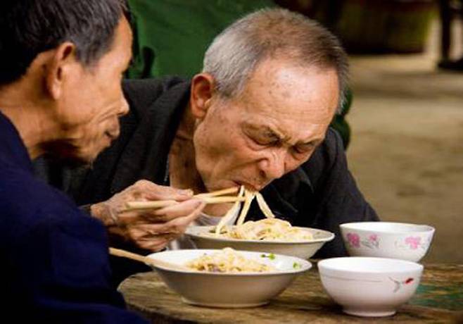 국수 먹는 사람들