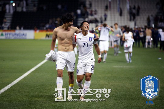 카타르전 후반에 투입돼 결정적인 역할을 한 황희찬이 김현과 어깨동무를 한 채 승리를 만끽하고 있다. 황희찬 얼굴에 환한 웃음이 인상적이다. 사진|대한축구협회 제옥