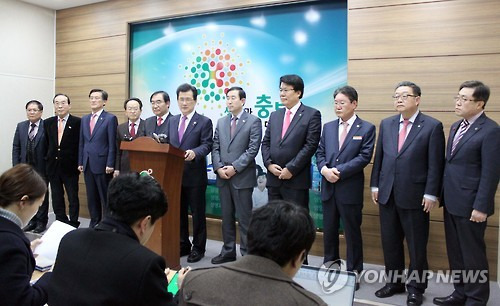 무상급식 최후통첩하는 이시종 충북지사와 시장·군수     (청주=연합뉴스) 전창해 기자 = 이시종 충북지사와 도내 시장·군수들이 27일 충북도청 브리핑룸에서 인건비·운영비를 제외한 식품비의 75.7%만 무상급식비로 분담하겠다고 충북도교육청에 최후 통첩하는 기자회견을 하고 있다. 2016.1.27     jeonch@yna.co.kr