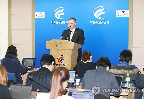 방통위 2016년도 업무계획 발표     (서울=연합뉴스) 최성준 방송통신위원장이 27일 경기도 정부과천청사에서 2016년도 업무계획을 발표하고 있다. << 방송통신위원회 제공 >>