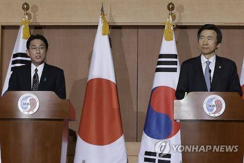 지난달 28일 군위안부 관련 한일합의 발표하는 윤병세 외교장관(오른쪽)과 기시다 후미오 일본 외무상(AP.연합뉴스.자료사진)