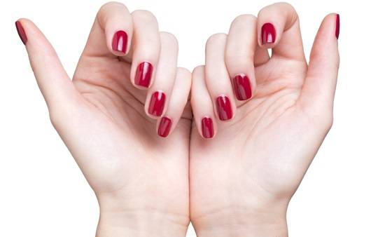 네일아트를 한 여성의 손