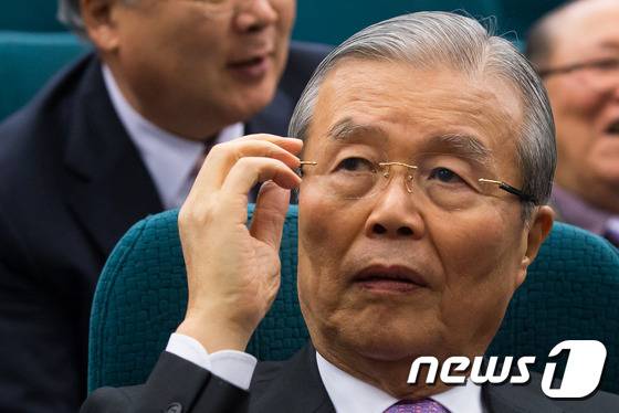 김종인 더불어민주당 비상대책위원장이 28일 서울 여의도 국회도서관에서 열린 더불어민주당 60년사 출판기념회에 참석해 안경을 고쳐쓰고 있다. 2016.1.28/뉴스1 © News1 유승관 기자