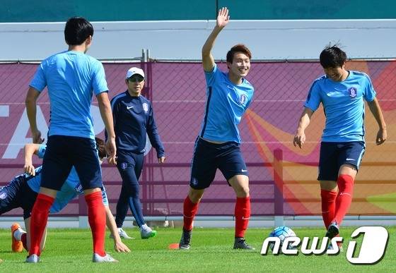 올림픽 축구대표팀 선수들이 28일(한국시각) 카타르 도하 카타르축구협회 훈련장에서 팀 훈련을 하고 있다. 4강전에서 카타르를 격파하며 리우 올림픽 본선 티켓을 따낸 선수들은 30일(한국시각) 일본과 결승전을 치른다. 2016.1.28/뉴스1 © News1(도하(카타르)=뉴스1) 손형주 기자