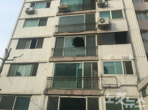 서울 서초구 서초동에 있는 한신 서래아파트에서 28일 오전 폭발로 추정되는 화재가 발생했다. 베란다 창문쪽에 폭발흔적이 고스란히 남아있다. (사진=김미성 수습기자)
