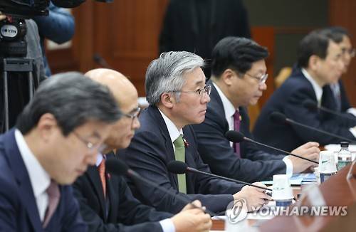 경제부총리 발언 듣는 김종덕 장관     (서울=연합뉴스) 신준희 기자 = 28일 오후 세종로 정부서울청사에서 열린 대외경제장관회의에서 김종덕 문화체육관광부 장관이 유일호 경제부총리 겸 기획재정부 장관의 모두발언을 듣고 있다. 2016.1.28     hama@yna.co.kr