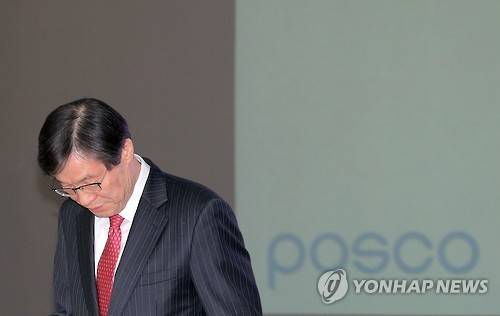 인사말 마친 권오준 포스코 회장     (서울=연합뉴스) 이정훈 기자 = 권오준 포스코 회장이 28일 오후 서울 여의도 한국거래소 국제회의장에서 열린 경영실적 설명회에서 인사말을 마친 뒤 자리로 돌아가고 있다.      권 회장은 "지난해 연결기준으로는 처음으로 당기순손실을 기록한 점에 대해 최고 경영자로서 책임을 통감한다"고 밝혔다.