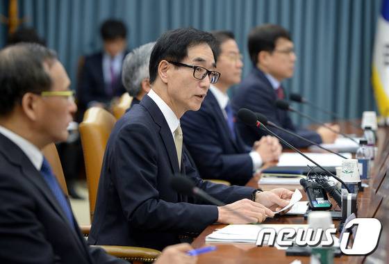 이준식 사회부총리 겸 교육부 장관이 29일 오전 서울 세종로 정부서울청사에서 부천 초등생 사체 훼손 및 유기 사건과 관련해 법무부와 행정자치부, 보건복지부 등 사회관계 장관회의를 주재하고 있다. 이 자리에서는 장기결석 아동 전수조사 점검 결과 보고 및 대책 등이 논의됐다. 2016.1.29/뉴스1 © News1 이동원 기자