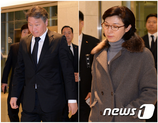 최태원 SK그룹 회장과 노소영 아트센터 나비 관장 부부가 29일 오전 삼성서울병원에 마련된 SK그룹 창업주 고 최종건 회장의 부인 노순애 여사 빈소에 1시간 차를 두고 따로 입장하고 있다. 2016.1.29/뉴스1 © News1 조현아 인턴기자
