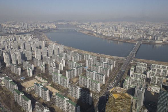 아파트 단지들이 빽빽히 들어서 있는 서울. 한겨레 자료 사진