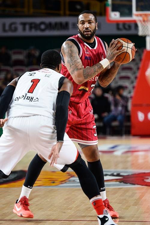 길렌워터가 29일 창원실내체육관에서 열린 안양 KGC인삼공사전에서 수비수와 맞대결을 하고 있다. 사진=KBL 제공