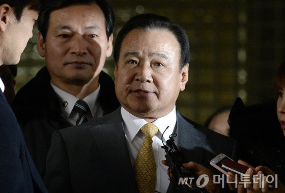 '성완종 리스트' 의혹과 연루돼 기소된 이완구 전 국무총리가 29일 오후 서울 서초구 중앙지방법원에서 열린 정치자금법 위반 혐의 선고 공판에서 징역 8개월에 집행유예 2년, 추징금 3000만원을 선고받은 뒤 취재진의 질의에 답하고 있다. 2016.1.29/뉴스1  <저작권자 © 뉴스1코리아, 무단전재 및 재배포 금지>