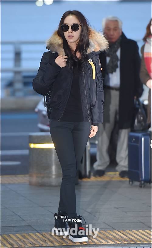 ▲ '편안한 공항패션 선보이며'