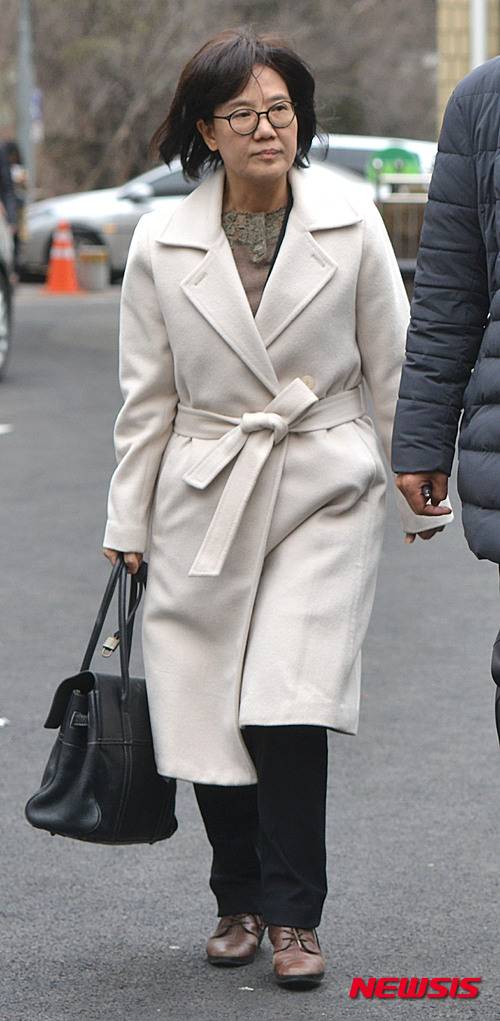 【서울=뉴시스】김선웅 기자 = 저서에 '자발적 매춘부' 라는 표현을 사용해 일본군 '위안부' 피해자 할머니의 명예를 훼손한 혐의로 기소된 '제국의 위안부' 저자 박유하 세종대학교 교수가 29일 오전 서울 광진구 서울동부지방법원에서 열린 공판준비기일에 출석하고 있다. 2016.01.29.   mangusta@newsis.com