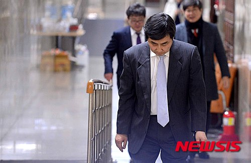 【서울=뉴시스】전신 기자 = 더불어민주당 이종걸 원내대표가 29일 서울 여의도 국회에서 열린 의원총회를 마친 후 본청을 나서고 있다. 더불어민주당은 이날 선거구 획정과 관련된 법안이 우선이라며 본회의 불참을 선언했다. 2016.01.29.   photo1006@newsis.com