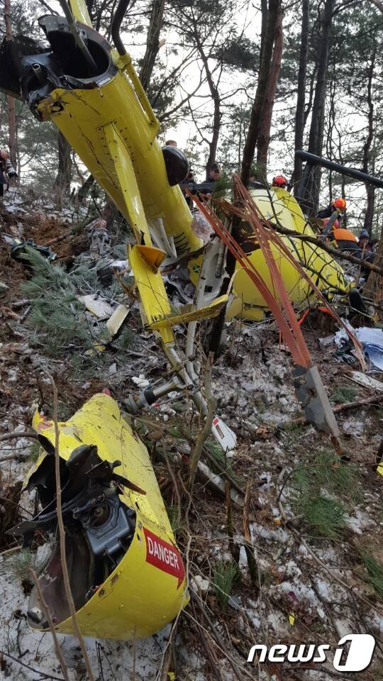 30일 오후 2시56분께 전북 김제시 금산면 모악랜드 인근 모악산에서 충남 세진 항공 소속 산림청 헬기가 추락했다. 긴급출동한 119구조대원과 소방대원들이 사고현장을 수습하고 있다. © News1 김대웅 기자
