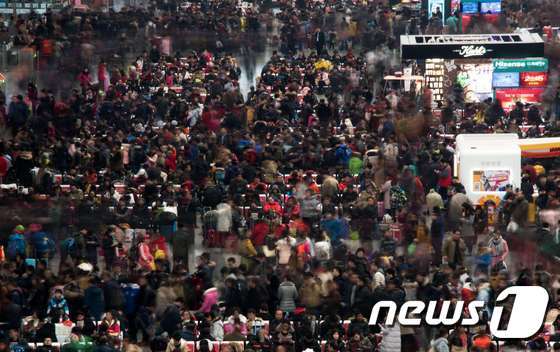 중국 최대명절인 춘절을 맞아 고향가는 사람들로 붐비는 상하이 홍차오역. © AFP=뉴스1