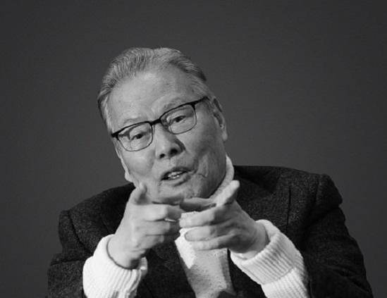 그의 이야기는 타임머신이나 롤라코스터를 착장한듯 듯 경도와 위도를 순식 간에 넘나든다. 어디에 있는 마무리는 지의 최전선이다.