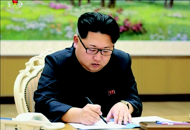 김정은에게 핵은 아버지 김정일이 남겨둔 바깥으로 나가는 열쇠다. 지난 3일 김정은 국방위원회 제1위원장이 ‘수소폭탄 시험’을 서명하는 모습을 <조선중앙텔레비전>이 6일 공개했다. 조선중앙텔레비전 갈무리