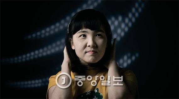 문학은 우리 현실의 가장 아픈 곳을 직시하게 한다. 소설가 윤이형의 작업이 바로 그렇다. [중앙포토]