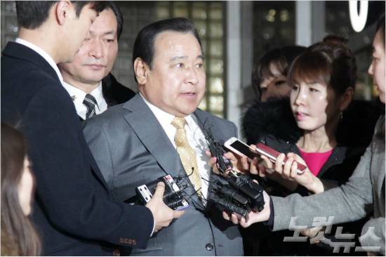 고 성완종 전 경남기업 회장에게서 불법 정치자금 3000만원을 받은 혐의로 기소된 이완구(66) 전 국무총리가 29일 오후 1심에서 징역 8개월, 집행유예 2년을 선고받은 뒤 서울중앙지법을 나서고 있다. (사진=박종민 기자)