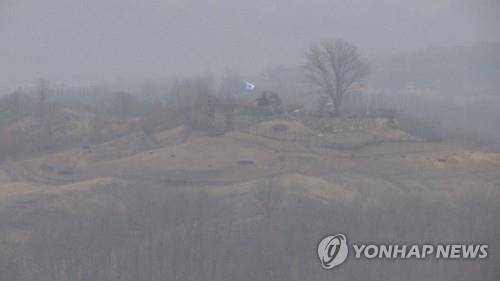(서울=연합뉴스) 미국 통신사 AP가 29일(현지시간) '북한 DMZ'발로 북쪽에서 바라본 비무장지대와 판문점 풍경, 군인들과의 인터뷰를 영상과 함께 상세히 보도했다. 외국인 방문자가 갈 수 있는 언덕 위 벙커에는 DMZ의 전경과 함께 건너편에 있는 태극기와 유엔기가 펄럭이는 것이 보였다고 AP는 전했다. 사진은 APTN 화면 캡쳐. 2016.1.30 << APTN 화면캡쳐 >> seephoto@yna.co.kr