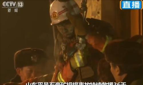 지하 220m의 '지옥'에서 36일 만에 생환한 중국광부들.<<CCTV 캡처>>