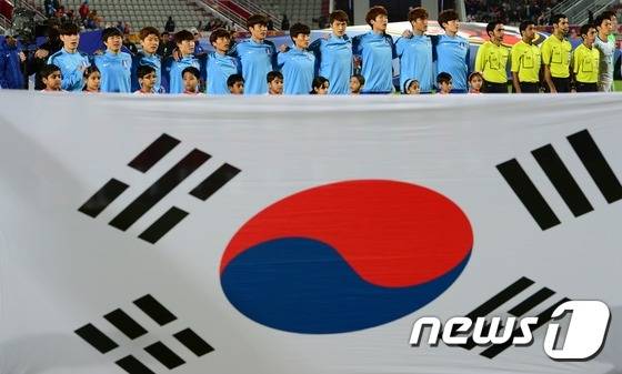 30일(현지시각) 카타르 도하 압둘라 빈 칼리파 스타디움에서 열린 2016 아시아축구연맹(AFC) U-23 챔피언십 결승 한국과 일본의 경기에서 한국 올림픽대표팀 선수들이 애국가를 부르고 있다. 2016.1.31/뉴스1 © News1 (도하(카타르)=뉴스1) 손형주 기자