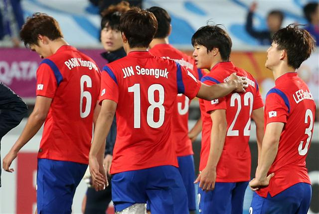 30일 카타르 도하에서 열린 2016 아시아축구연맹(AFC）23살 이하 챔피언십 결승 일본과의 경기에서 2-3 역전패를 당한 뒤 진성욱(18번)이 권창훈을 위로하며 운동장을 나서고 있다.  도하/연합뉴스