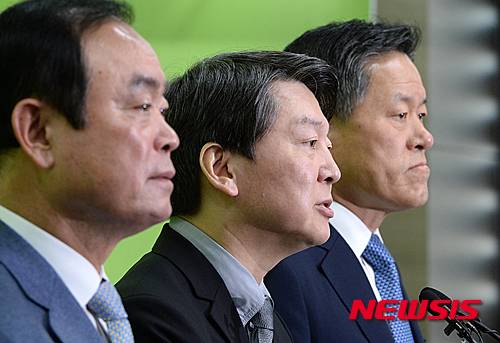 【서울=뉴시스】조수정 기자 = 국민의당 안철수(가운데) 인재영입위원장과 주승용(오른쪽) 원내대표, 장병완 정책위의장이 31일 오전 서울 마포구 당사에서 국회 파행에 관한 입장 표명 기자회견을 하고 있다. 2016.01.31.   chocrystal@newsis.com