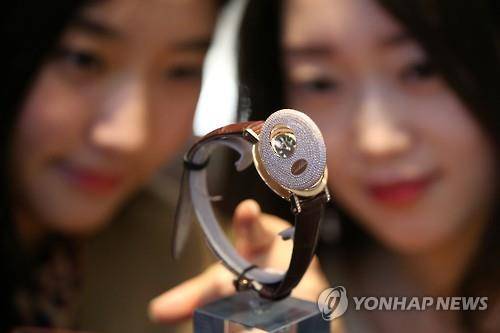 '이것이 3억짜리 시계' (서울=연합뉴스) 한종찬 기자 = 지난해 11월 12일 오전 서울 강남구 현대백화점 압구정점에서 열린 스위스 시계 브랜드 브레게의 '클래식 그랜드 컴플리케이션 1808' 국내 최초 공개 행사에서 홍보도우미들이 포즈를 취하고 있다. 이 시계 두껑에는 706개의 다이아몬드가 있으며 판매 가격은 약 3억 2천만원이다. 2015.11.12  saba@yna.co.kr