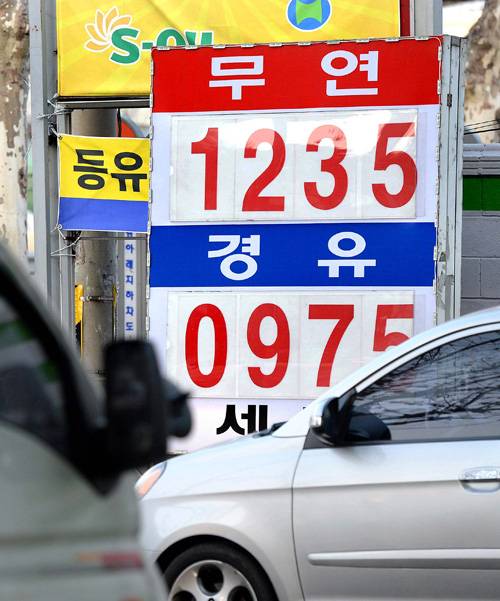 경기도 부천의 한 주유소 모습. 글로절 유가 하락에도 국내 기름값이 그만큼 떨어지지 않는 건 세금 때문이다.