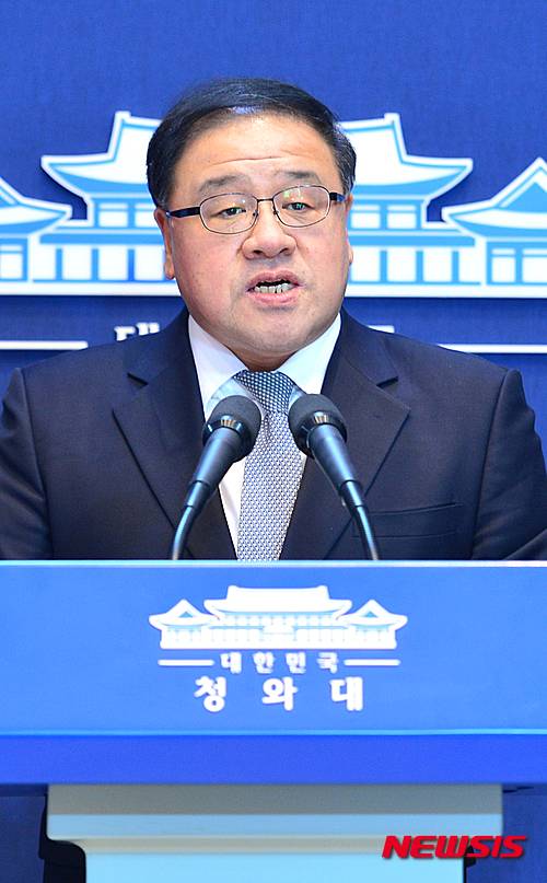 【서울=뉴시스】전진환 기자 = 안종범 청와대 경제수석이 1일 오후 춘추관에서 정례 브리핑을 하고 있다. 2016.02.01.   amin2@newsis.com
