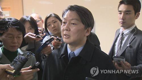 국민의당, 安·千 공동대표-선대위원장 김한길 포함 3인체제     (서울=연합뉴스) 안철수·천정배 의원이 국민의당(가칭) 초대 공동대표를 맡기로 1일 결정됐다. 선거대책위원회는 안·천 두 의원과 함께 김한길 의원이 공동 위원장을 맡되, 김 의원이 상임 공동위원장으로 결정됐다. 이날 오후 마포구 국민의당 당사에서 대표선임 발표 후 안철수 의원이 기자들의 질문에 답하는 모습. << 연합뉴스 TV 제공 >>