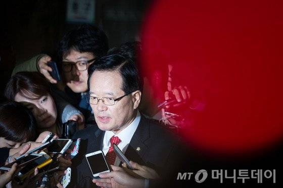 정의화 국회의장이 2일 오전 서울 여의도 국회로 출근하며 취재진의 질문에 답하고 있다. 이날 정 의장은 "오늘 저녁 김무성 새누리당 대표, 김종인 더불어민주당 비상대책위원장과 모처에서 간단한 상견례를 비공개로 가질 예정"이라고 밝혔다. 2016.2.2/뉴스1  <저작권자 &#169; 뉴스1코리아, 무단전재 및 재배포 금지>
