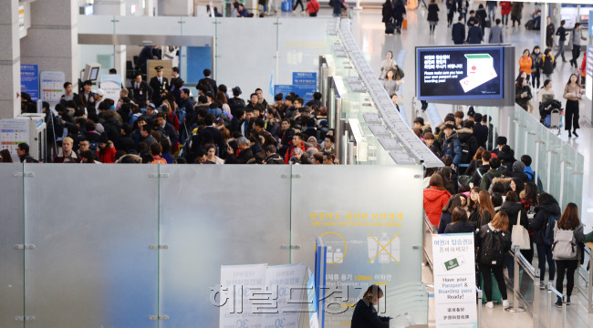 해외여행을 떠나려는 사람들로 인천공항 보안검색 구역이 가득 차있다. 인천=박현구 기자/phko@heraldcorp.com