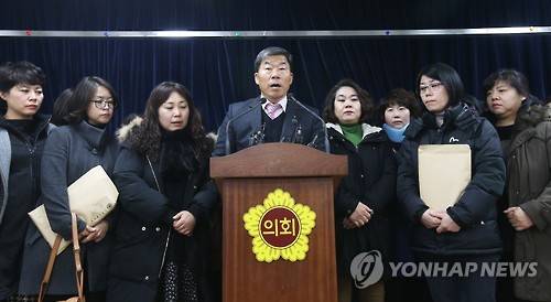 '단원고 존치교실 재학생에 돌려주세요'     (수원=연합뉴스) 홍기원 기자 = 안산 단원고등학교 학교운영위원회, 학부모회 등으로 구성된 '단원고 교육가족' 30여명이 2일 오전 경기도 수원시 경기도의회 브리핑룸에서 기자회견을 열고 "존치교실을 재학생에게 돌려줄 때가 됐다"고 호소하고 있다.